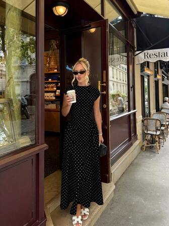 Elegant blommig lapptäcke avslappnad festklänning, lämplig för högtider och tillfällen