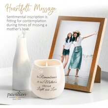 Pavilion Light Your Way Memorial - Vela de cerámica 100% Cera de Soja con Texto In Remembrance of My Mother's Eternal Light and Love, Vela Decorativa rellena de Soja, Aroma de Tranquilidad, 8 onzas,(Impresión gráfica) - Apple - Ver 2