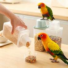 便携式鸟食储存容器 - 延长保鲜期，漏斗形分配器方便添加，适用于混合饲料 - 可储存葵花籽 | 带量杯/盖，密封鸟食储存容器