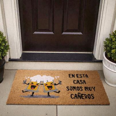 DISTRIBUX Felpudo Coco "En Esta Casa Somos Muy Cañeros" – 70*40 cm – Fibra de coco natural con base antideslizante PVC | Alfombrilla entrada interior/exterior protegido