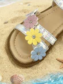 1双儿童夏季凉鞋，饰有可爱花朵，露趾设计，配有方便的魔术贴绑带，轻便透气，适合户外活动 - 銀色 - 查看 3
