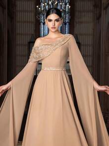这款优雅的单肩长款正式礼服，采用飘逸的长袖设计，饰以闪亮的亮片，配有精致的串珠腰带，勾勒出纤细的腰身，以及层叠飘逸的裙摆，是婚礼、正式晚宴、红毯活动和颁奖典礼的理想之选。 - 香檳色 - 查看 6