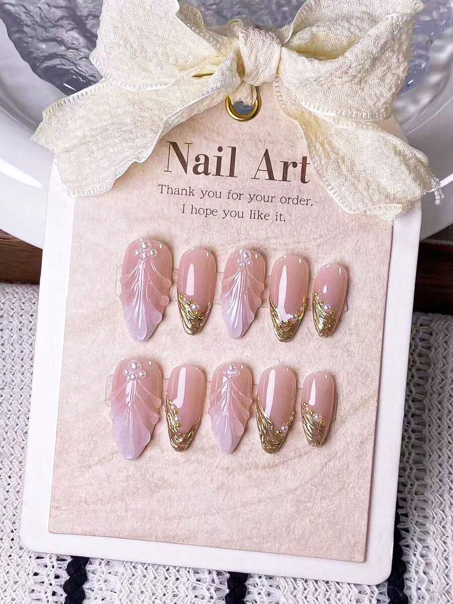 10 Móng Tay Giả Hình Hạnh Nhân Thủ Công Với Màu Trắng Chuyển Sắc & Đường Viền Pháp Vàng. Những đường viền Pháp vàng được vẽ tay và họa tiết gợn sóng 3D nổi bật, cùng với lớp phủ chuyển sắc trắng được thực hiện thủ công, những bộ móng giả này mang đến phong cách thanh lịch, lãng mạn và tối giản. - Nhiều màu - Xem 1