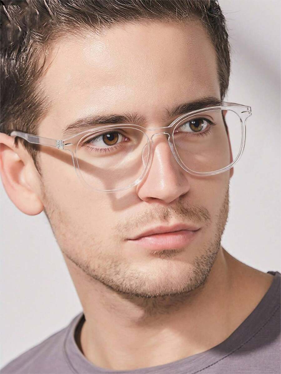 1副男士方形眼镜，透明镜框，柔韧镜腿，轻便舒适，休闲设计，适合办公场合。