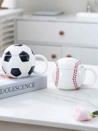 1个创意足球陶瓷杯装饰品，简约装饰水杯，适合家居装饰、厨房装饰、玄关装饰、桌面装饰。是足球迷收藏的完美之选，也是送给男友的情人节礼物。
