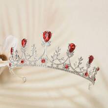 1件巴洛克风格情人节新娘皇冠，银色皇冠镶嵌红色宝石，优雅高贵，适合公主和皇室成员，情人节礼物