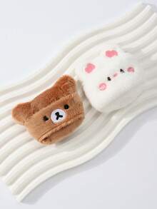 绣花粉扑，轻轻按压粉扑于面部定妆。使用粉扑的边缘或尖角处理鼻翼和眼角等细节部位，确保妆容均匀服帖。 - 彩色 - 查看 10