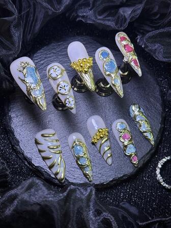 10片/套 手工长款尖头Y2K坏女孩风格美甲贴片，裸色、银蓝铬色扎染、金色法式尖头手工3D时钟图案，搭配水钻美甲球配件、彩色闪亮美甲宝石、浅粉色金铬色蓝紫色猫眼图案，印花设计，适合派对、各种场合及日常佩戴，是送给女性和女孩的绝佳礼物，附赠1片果冻棉片和1个指甲锉。