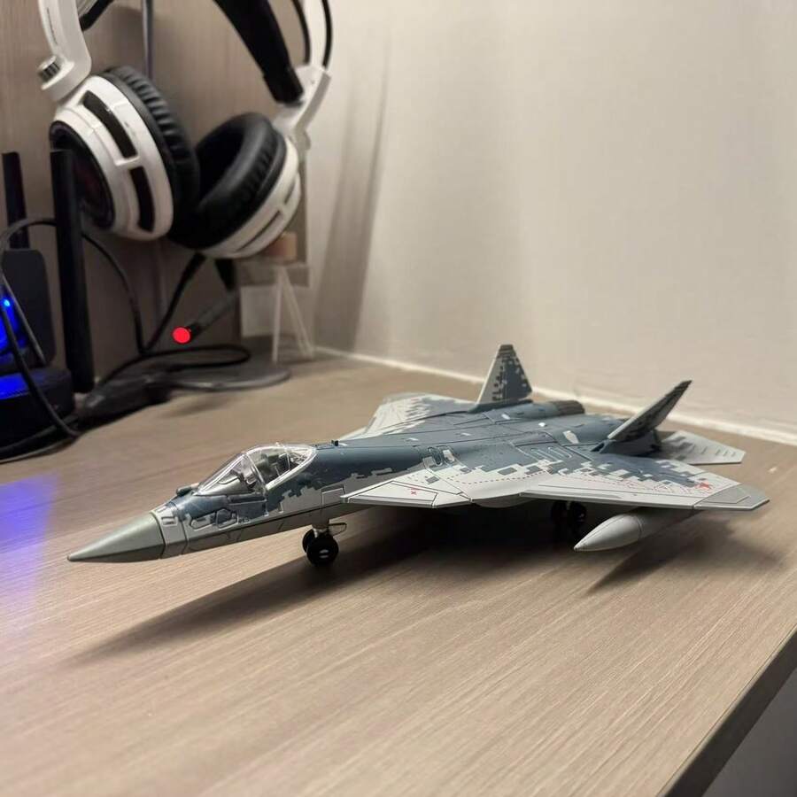 苏-57战斗机塑料模型套件（OPP袋包装） - 快速组装军事喷气式飞机玩具模型套件，带支架的塑料军事喷气式飞机玩具/飞机组装模型，成人礼物 - 彩色 - 查看 1