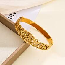 1件复古阿拉伯镂空雕花手镯，不锈钢材质，18K镀金，镂空雕刻花卉卷轴图案，优雅中东奢华风格，宫廷灵感设计，适合日常佩戴、派对、婚礼、节日等场合，是馈赠佳品。 - 金黃色 - 查看 7