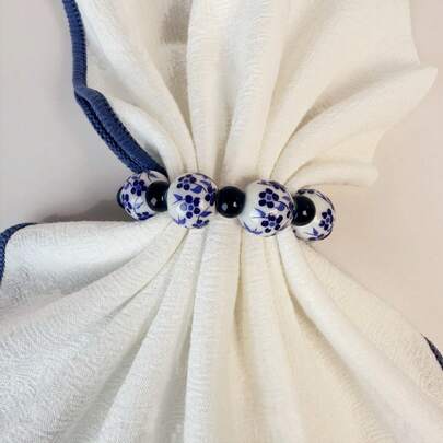 This Is A Blue-And-White Porcelain-Style Towel Buckle-A Functional And Aesthetic Home Accessory That Combines Traditional Chinese Porcelain Elements With Daily Use, Suitable For Organizing Towels In Kitchens, Bathrooms, Or Dining Areas.