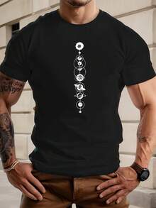 Camiseta Casual de Verano para Hombre con Diseño de Planeta Temático Espacial - Algodón Suave. Cuello redondo. Manga corta. Ajuste Regular. Azul oscuro. Perfecto para ropa de calle o atuendo casual. Ropa casual de verano, camisa temática espacial, tela de algodón - Negro - Ver 7