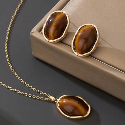 Bộ trang sức nữ gồm 1 món: 1 dây chuyền mặt dây hình học bất đối xứng bằng hổ phách sang trọng kiểu cổ điển và 1 đôi bông tai.