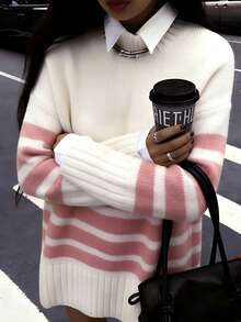 Suéter feminino casual, folgado, com gola redonda, ombros caídos e mangas compridas listradas em rosa. Ideal para uso diário, passeios e deslocamentos, perfeito para o outono/inverno. - Rosa - Ver 2