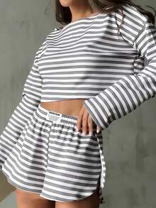 女士条纹印花睡衣两件套 - 休闲运动家居服套装，包含短袖T恤上衣和短裤，适合春/秋/冬季穿着。 - 灰色 - 查看 3