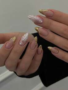 10 Móng Tay Giả Hình Hạnh Nhân Thủ Công Với Màu Trắng Chuyển Sắc & Đường Viền Pháp Vàng. Những đường viền Pháp vàng được vẽ tay và họa tiết gợn sóng 3D nổi bật, cùng với lớp phủ chuyển sắc trắng được thực hiện thủ công, những bộ móng giả này mang đến phong cách thanh lịch, lãng mạn và tối giản. - Nhiều màu - Xem 6
