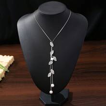 1件优雅女士金属全镶钻叶子流苏珍珠吊坠长项链，适合日常佩戴或派对场合