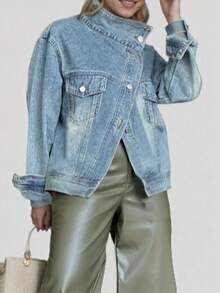 This Women's Retro Denim Jacket Features An Asymmetrical Slanted Button Design, Multiple Pockets, A Stand-Up Collar, Long Sleeves, And A Loose Fit, Exuding A Strong Street Style. It's Suitable For Various Occasions And Is A New Autumn/Winter Coat For Women. - 藍色 - 查看 4