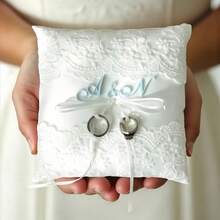 戒指枕 结婚戒指 个性化戒指托 纪念戒指垫 蕾丝珍珠枕 戒指枕 用于固定戒指，适合婚礼通道 - 白色蕾絲亞克力 - 查看 4