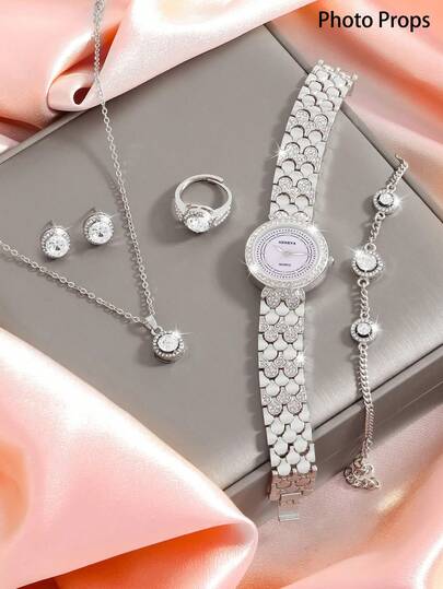 这款时尚迷人的女士腕表套装包含一条镶嵌水钻的锌合金表带、一块圆形石英表、一条项链、一副耳环、一枚戒指和一条手链。这套首饰适合日常佩戴、生日、派对或节日聚会，是送给自己或朋友的理想礼物。不含礼盒。