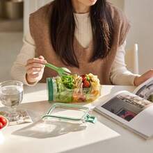 1 Caixa de Salada Portátil com Abertura Lateral e Tampa - Caixa Multiuso para Armazenamento de Alimentos, Ideal para Casa, Atividades ao Ar Livre, Viagens e Festas. Pode ser usada como lancheira, caixa para lanches e porta-pão. É um presente ideal para estudantes e colegas, além de um item indispensável para uma casa moderna. - Claro - Ver 2