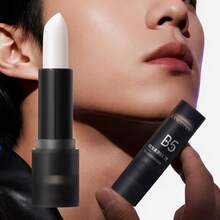 3.4克男士轻盈裸感润唇膏，保湿滋养，淡化唇纹，修复干燥皲裂的嘴唇，方便旅行和日常使用。