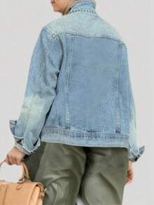 This Women's Retro Denim Jacket Features An Asymmetrical Slanted Button Design, Multiple Pockets, A Stand-Up Collar, Long Sleeves, And A Loose Fit, Exuding A Strong Street Style. It's Suitable For Various Occasions And Is A New Autumn/Winter Coat For Women. - 藍色 - 查看 3