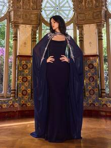 Faeriesty 这款优雅的女士晚礼服采用雪纺披肩领设计，修身剪裁，并饰以闪亮装饰，尽显精致优雅的气质。它是正式晚宴、红毯活动、颁奖典礼和文化庆典的完美之选。也适合春季婚礼派对。 - 藏蓝色 - 查看 8