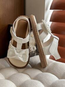 1 par de sandalias para niños/sandalias de niña con decoración de lazo de perlas, diseño elegante y dulce (con decoración de lazo de perlas blancas en el empeine, estilo general elegante y dulce), material de PU antideslizante y duradero, sandalias planas de corte bajo, adecuadas para recitales de piano, eventos con temática de cuentos de hadas, etc. - Beis - Ver 7