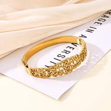 1件复古阿拉伯镂空雕花手镯，不锈钢材质，18K镀金，镂空雕刻花卉卷轴图案，优雅中东奢华风格，宫廷灵感设计，适合日常佩戴、派对、婚礼、节日等场合，是馈赠佳品。 - 金黃色 - 查看 6