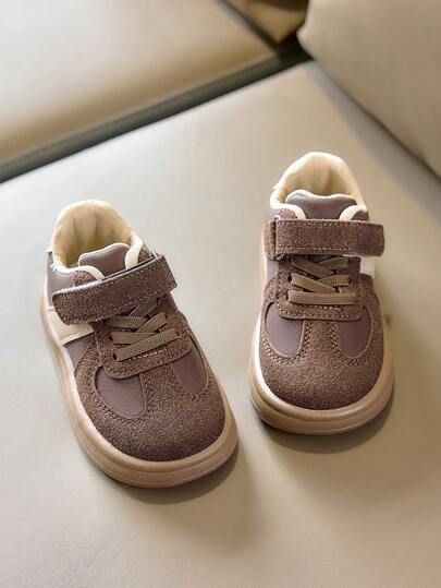 1 Pair Baby Sports Shoes, Suitable For Various Children's Outfits, Shining For Daily Wear And Kindergarten. Microfiber Leather + Suede Patchwork Upper, Easy To Clean. Fleece Lining For Warmth. Thick Rubber Sole, Soft And Non-Slip, Comfortable And . Hook And Loop Design, Easy For Kids To Put On And Take Off, Practical And Hassle-Free.