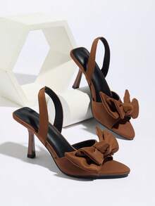 女士尖头缎面高跟凉鞋，饰有蝴蝶结，后跟松紧带，优雅百搭，适合派对、日常穿着、聚会、度假、通勤、春夏等场合。时尚棕色缎面高跟露趾性感高跟鞋，优雅女士凉鞋，适合搭配连衣裙、礼服、婚礼服饰。 - 棕色 - 查看 17