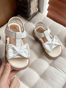 1 par de sandalias para niños/sandalias de niña con decoración de lazo de perlas, diseño elegante y dulce (con decoración de lazo de perlas blancas en el empeine, estilo general elegante y dulce), material de PU antideslizante y duradero, sandalias planas de corte bajo, adecuadas para recitales de piano, eventos con temática de cuentos de hadas, etc. - Beis - Ver 3