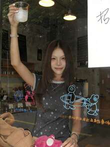 Kaos Lengan Pendek Wanita Model Slim Fit Leher Bulat Motif Bintang Vintage untuk Musim Panas - Dark Grey - View 2