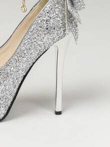 5.5英寸（14厘米）高跟女式时尚浅口鞋，厚底设计，闪亮银色材质，柔软舒适，蝴蝶结细高跟，优雅奢华，性感高跟鞋，单带设计，穿着稳固，适合婚礼、T台走秀、女士晚宴、约会、派对和夜店等场合。