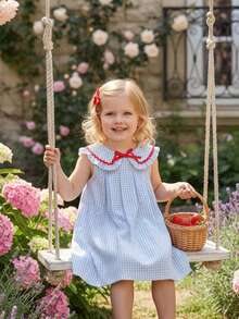 女婴无袖格纹连衣裙，蓝白相间，彼得潘领饰以红色滚边丝带和蝴蝶结，轻盈飘逸的褶裥裙摆。清新甜美的设计，适合夏季凉爽天气，凸显宝宝柔美可爱的气质，是令人心动的夏季装扮。 - 藍色 - 查看 9