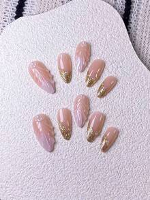 10 Móng Tay Giả Hình Hạnh Nhân Thủ Công Với Màu Trắng Chuyển Sắc & Đường Viền Pháp Vàng. Những đường viền Pháp vàng được vẽ tay và họa tiết gợn sóng 3D nổi bật, cùng với lớp phủ chuyển sắc trắng được thực hiện thủ công, những bộ móng giả này mang đến phong cách thanh lịch, lãng mạn và tối giản. - Nhiều màu - Xem 4