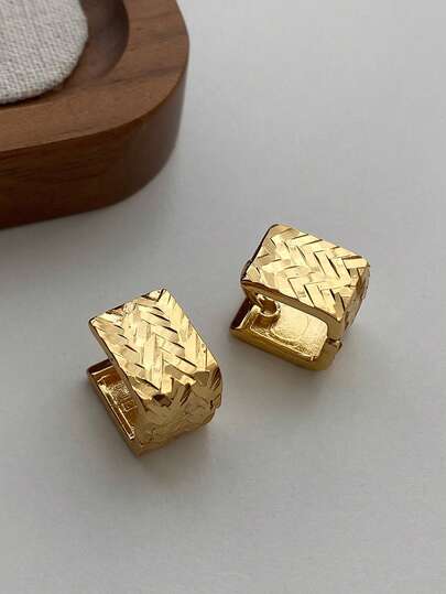 1 Đôi bông tai bằng đồng hình vuông, kiểu dáng cổ điển thanh lịch, họa tiết hình học đan xen, phù hợp cho nữ giới khi đi làm, đi nghỉ mát và các hoạt động thường ngày.