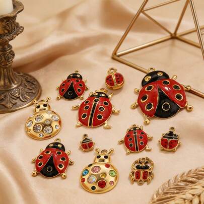 1 pieza Lindo Colgante de Mariquita de la Serie de la Suerte, de acero inoxidable chapado en oro de 18K, con diseño adorable en rojo y negro, accesorio de joyería hecho a mano para pulsera, collar y uso diario