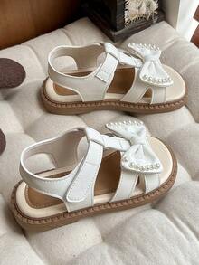 1 par de sandalias para niños/sandalias de niña con decoración de lazo de perlas, diseño elegante y dulce (con decoración de lazo de perlas blancas en el empeine, estilo general elegante y dulce), material de PU antideslizante y duradero, sandalias planas de corte bajo, adecuadas para recitales de piano, eventos con temática de cuentos de hadas, etc. - Beis - Ver 5