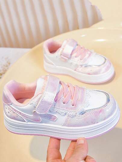这款儿童时尚休闲运动鞋采用粉白扎染渐变设计，搭配粉色鞋带和搭扣，经典硫化橡胶鞋底，甜美时尚，适合女孩穿着。魔术贴设计方便儿童穿脱，加厚橡胶鞋底防滑减震，适合日常穿着和轻度活动。