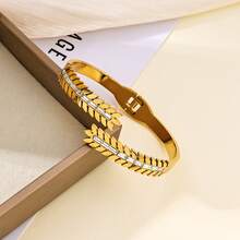 1件优雅自然风不锈钢18K镀金叶形开口手镯，镶嵌线性水钻，铰链式开口设计，现代奢华，适合女性日常佩戴、派对、婚礼、周年纪念、节日礼物。 - 金黃色 - 查看 6