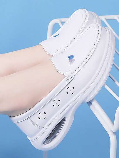 Dammode för sjuksköterskor, mjuka vardagsskor, vita slip-on-skor med kilklack, lämpliga för inomhus-/utomhusarbete på sjukhus, halkfria, stötdämpande, lätta arbetsskor, isolerade, superlätta, andningsbara platta skor, lämpliga för alla årstider