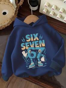 男童印花抓绒套头卫衣，秋冬季保暖舒适。