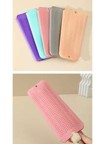 Capa protetora de silicone resistente ao calor para chapinha de cabelo, ideal para viagens. Possui base antiderrapante, suporte para chapinha e modelador de cachos, capa protetora para viagem, versão atualizada e pode ser pendurada em bolsas de armazenamento. Inclui 1 capa protetora resistente ao calor para chapinha de cabelo.