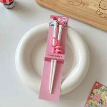 Sanrio 三丽鸥训练筷子教育餐具套装，饰有Hello Kitty和Kuromi卡通人物图案。这款教育餐具兼学习工具非常适合家庭用餐、野餐、学校用品、午餐盒配件，也是一份完美的礼物（官方授权）。这款可爱的卡通树脂便携餐具套装适合儿童、学生和户外旅行使用。 - 彩色 - 查看 8