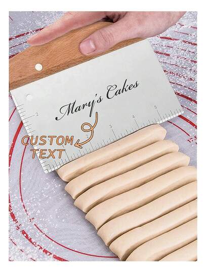 Rascador personalizado y exclusivo que puede grabar nombres, fechas, cumpleaños, aniversarios y fechas especiales con diseños únicos. Es un asistente reflexivo para expertos en repostería. Ya sea para mamá o abuela, este es un regalo especial lleno de amor. Los cumpleaños, aniversarios, bodas y reuniones pueden servir como puentes para transmitir amor, dejando cada momento grabado en el corazón.