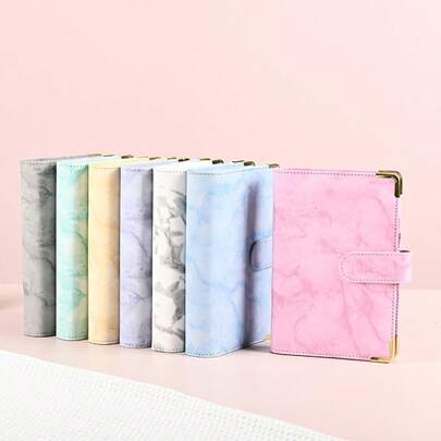 2026 Planificador presupuestario de tamaño A6 con patrón de mármol multicolor en piel de PU, libro de pegatinas y cuaderno personalizado de desafío de ahorro, regalo ideal para el Día de la Madre o fin de año para artículos de oficina, presupuesto diario y planes de ahorro (incluido el plan de ahorro de 2 semanas y el plan de ahorro de 10,000 JPY), disponible para compra individual o como conjunto