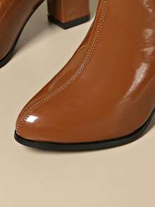 秋冬新款焦糖棕色漆皮粗跟踝靴女款，金属扣尖头时尚靴，复古通勤百搭显瘦靴 - 棕色 - 查看 6