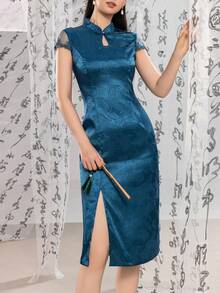 这款女士优雅中式旗袍，采用精致的小立领、经典的高开衩设计、通体提花花卉图案以及修身剪裁，尽显高贵典雅的东方韵味。是正式晚宴、婚宴、节日庆典、文化活动和高档派对等场合的理想之选。 - 藍色 - 查看 1